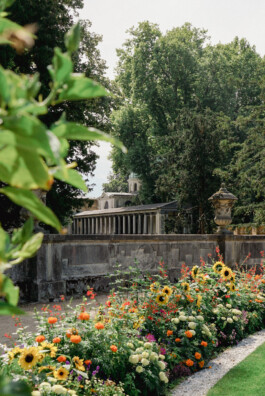 Park mit Blumen im Sommer Foto Natur, Event und Kultur.